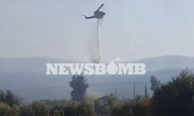 Βίντεο: Ελικόπτερο σβήνει φωτιά σε σπίτι στα Βίλια