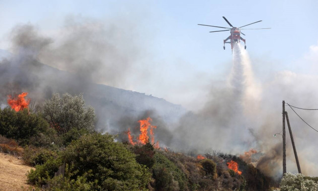 Φωτιά τώρα: Οριοθετημένη η πυρκαγιά στο Μαρμάρι- Καλύτερη η εικόνα