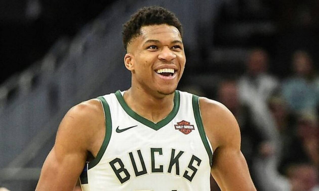 Αυτά βλέπει ο Γιάννης και γελάει...