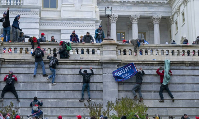 Εισβολή στο Καπιτώλιο:  Δεν θα διωχθεί ποινικά ο αστυνομικός που πυροβόλησε και σκότωσε διαδηλώτρια
