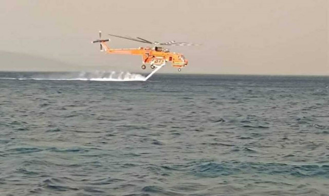 Φωτιά στην Κάρυστο: Σε δύο μέτωπα η μάχη της Πυροσβεστικής - Στόχος να μην φτάσει στο Μαρμάρι