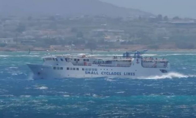 Νάξος: Ο θρυλικός «Σκοπελίτης» δίνει μάχη με τον βοριά και «νικάει» τα κύματα