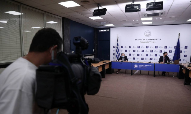 Εμβολιασμός: Δείτε LIVE την ενημέρωση από το υπουργείο Υγείας
