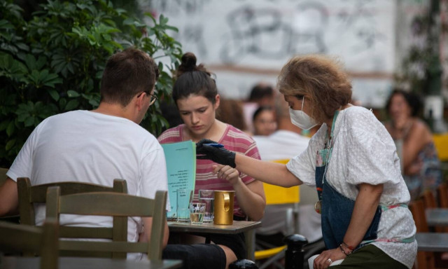 Νέα μέτρα: Προβληματισμένοι οι φορείς της εστίασης - Ζητούμενο η βιωσιμότητα των επιχειρήσεων