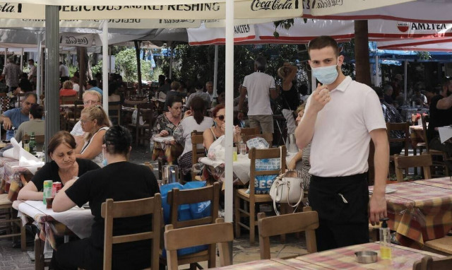 Νέα μέτρα για ανεμβολίαστους: «Πόρτα» σε εστίαση και κλειστά μαγαζιά - Πώς θα μπαίνουν από Σεπτέμβρη