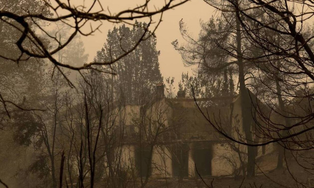Φωτιές στην Ελλάδα: Ξεκίνησαν έλεγχοι σε Βίλια και Λαυρεωτική