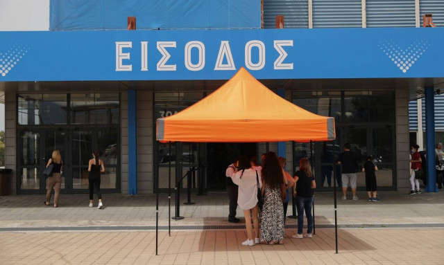 Προσέλευση στο εμβολιαστικό κέντρο του Ελληνικού