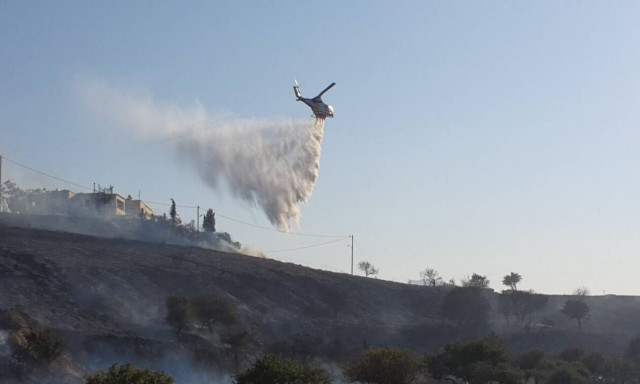 Σε ύφεση η φωτιά στην Κω - «Σύμμαχος» οι ασθενείς άνεμοι (photos)