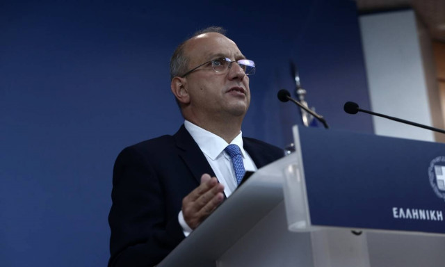 Γιάννης Οικονόμου: Δείτε ζωντανά την ενημέρωση των πολιτικών συντακτών