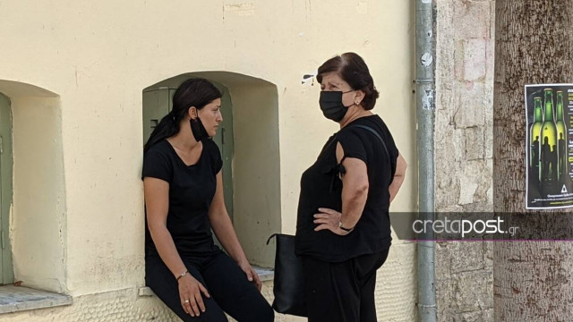 Έγκλημα στη Μεσαρά: Το ξέσπασμα της μάνας του 39χρονου - «Φονιάδες» ούρλιαζε έξω από τα δικαστήρια