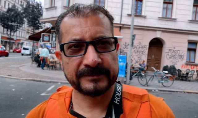 Σάγεντ Σαντάτ: Ο πρώην υπουργός του Αφγανιστάν που πλέον εργάζεται ως διανομέας στην Γερμανία