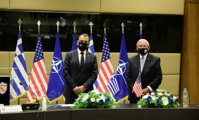 Απονομή Διαμνημόνευσης Αστέρα Αξίας και Τιμής από τον Νίκο Παναγιωτόπουλο στον Ρόμπερτ Μενέντεζ