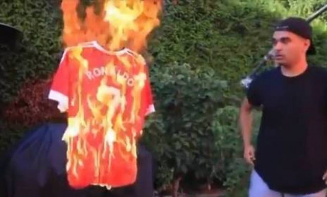 Βιάστηκε και την… πάτησε: Οπαδός της Γιουνάιτεντ έκαψε τη φανέλα του Κριστιάνο Ρονάλντο
