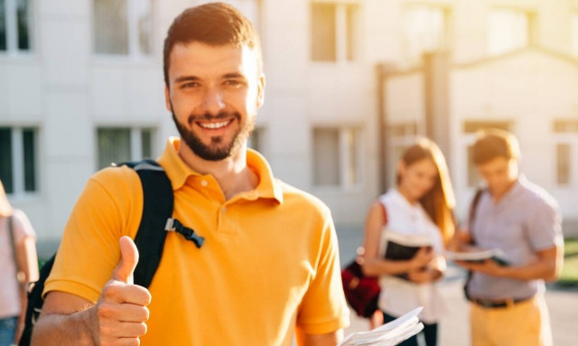 Ξεκινάς σπουδές ως Έλληνας, αποφοιτάς ως Βρετανός!