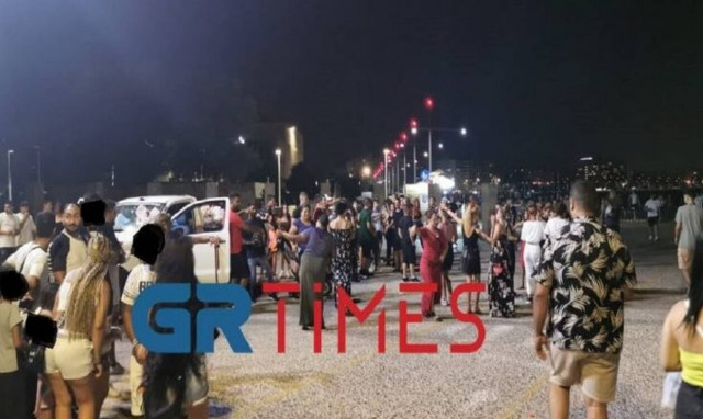 Θεσσαλονίκη: Γλέντι με δεκάδες Ρομά μπροστά από τον Λευκό Πύργο, για ένα... τάμα