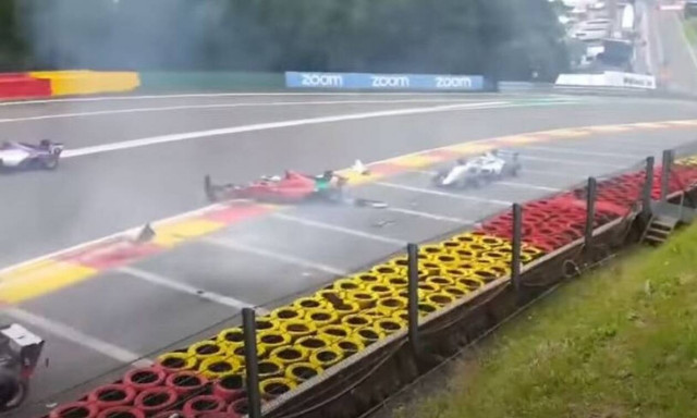 Σοκαριστικό ατύχημα σε αγώνα φόρμουλα - «Απογειώθηκαν» τα μονοθέσια (video)