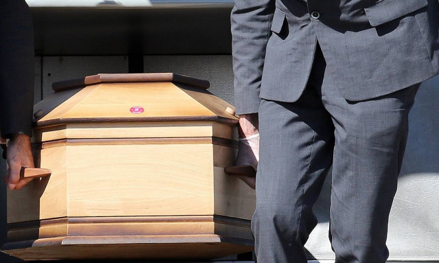 Γαλλία: Παρίστανε ότι θρηνούσε σε κηδείες για να κλέβει κοσμήματα από φέρετρα