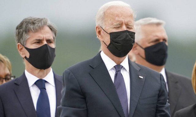 ΗΠΑ: Θλιμμένος ο Μπάιντεν μπροστά στη θέα των 11 φέρετρων των Αμερικανών στρατιωτών