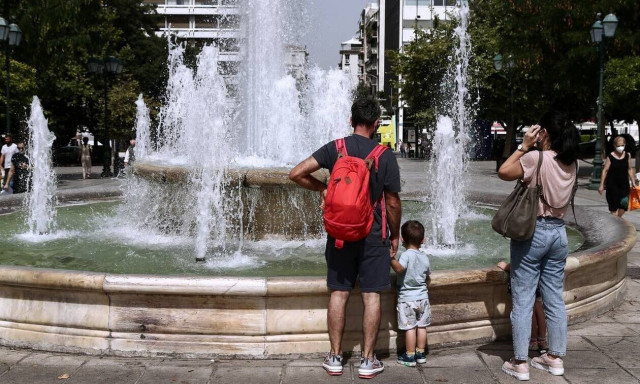 Καιρός: Παραμένει ψηλά και σήμερα ο υδράργυρος - Πού αναμένονται βροχές (χάρτες)