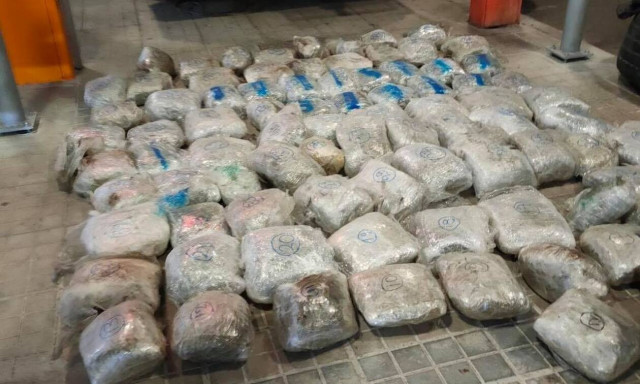 ΑΑΔΕ: Μπλόκο σε φορτηγό με 90 κιλά ακατέργαστη κάνναβη σε ρεζέρβες