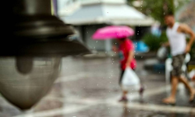 Καιρός: Ποιες περιοχές θα πλήξουν καταιγίδες τη Δευτέρα (30/08) - Έως 34 βαθμούς στην Αττική