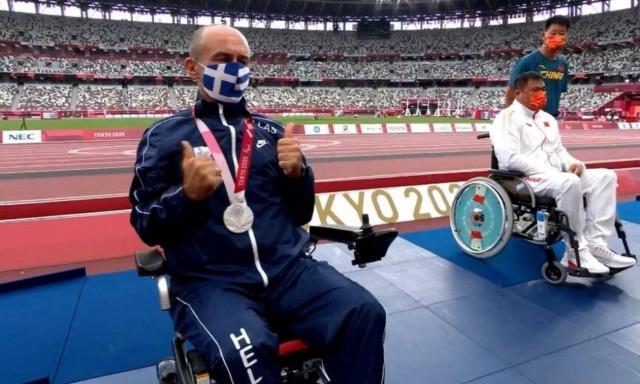 Παραολυμπιακοί Αγώνες: Η απονομή του μεταλλίου στον «ασημένιο» Θανάση Κωνσταντινίδη