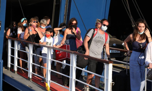 Ποιοι ανεμβολίαστοι που επιστρέφουν από διακοπές δικαιούνται δωρεάν self test από σήμερα