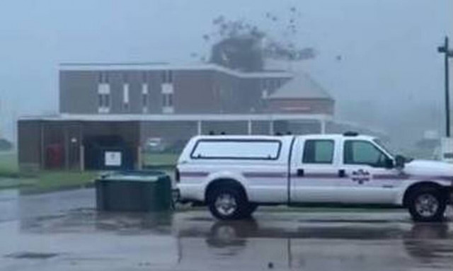 Τυφώνας Άιντα: Η στιγμή που οι σφοδροί άνεμοι ξηλώνουν την οροφή νοσοκομείου -Συγκλονιστικές εικόνες