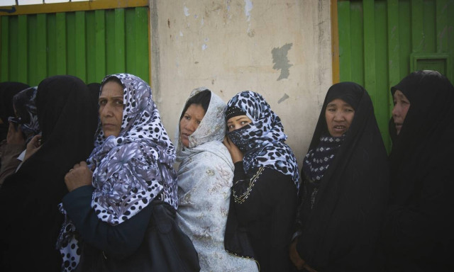 Αφγανιστάν: Απελπισμένα πλήθη περιμένουν στην ουρά για χρήματα