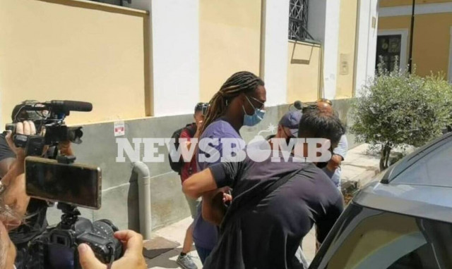 Σύλληψη Σεμέδο: «Ήταν ευγενικός, μετά άλλαξε», λέει η 17χρονη - Αιφνιδιασμένος ο Πορτογάλος στη ΓΑΔΑ