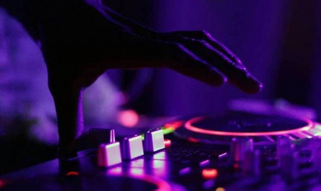 Θλίψη στον καλλιτεχνικό χώρο – Πέθανε γνωστός Έλληνας Dj από επιπλοκές του κορονοϊού