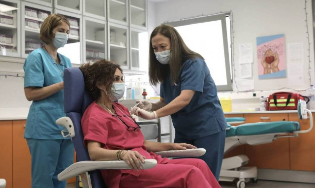 Εκπνέει τη διορία για τους ανεμβολίαστους υγειονομικούς - Πώς θα επιστρέψουν στις δουλειές τους