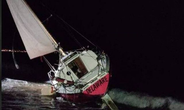 Μεσσηνία: Θρίλερ με ιστιοπλοϊκό - Ξεβράστηκε σε παραλία χωρίς κανέναν μέσα