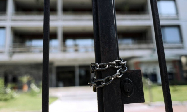 Η Ελλάδα ερημώνει κι εδώ δεν ιδρώνει το αυτί κανενός