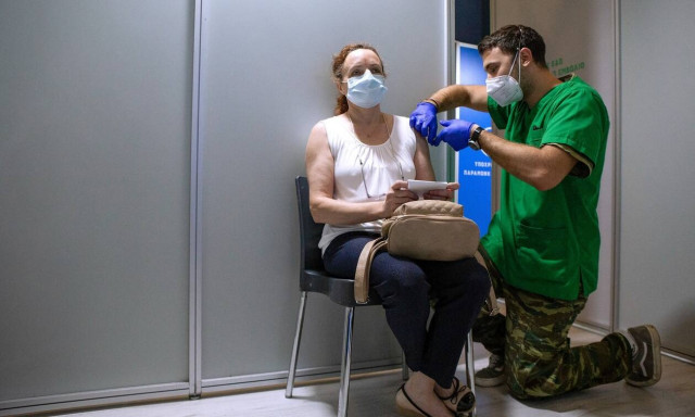 ECDC: Δεν υπάρχει «επείγουσα ανάγκη για τρίτη δόση» κατά της Covid-19 σε πλήρως εμβολιασμένους