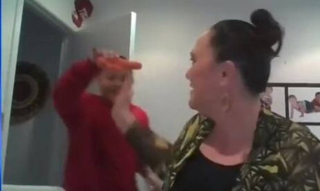 Εισέβαλε στη live συνέντευξη της υπουργού μαμάς με ένα καρότο σε σχήμα γεννητικού οργάνου (vid)