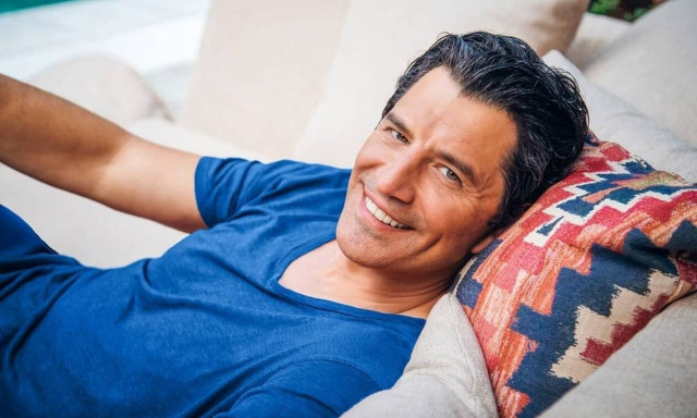 Σάκης Ρουβάς: Ποζάρει στην παραλία και «τρελαίνει» τις γυναίκες (photos)