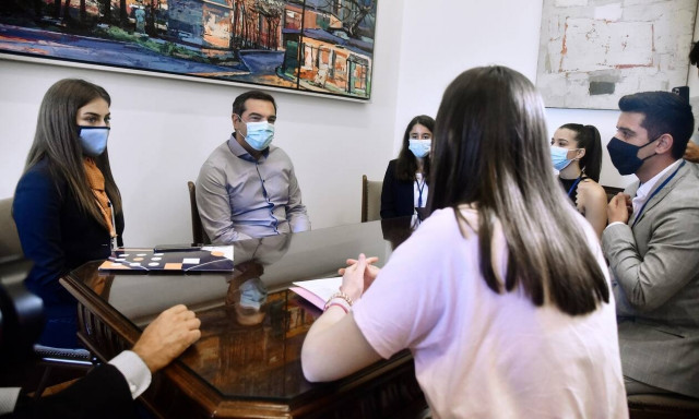 Τσίπρας σε έφηβους βουλευτές: Να επενδύσουμε στην Παιδεία, όχι να αποκλείουμε τους νέους από τα ΑΕΙ