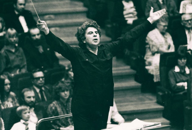 Μίκης Θεοδωράκης