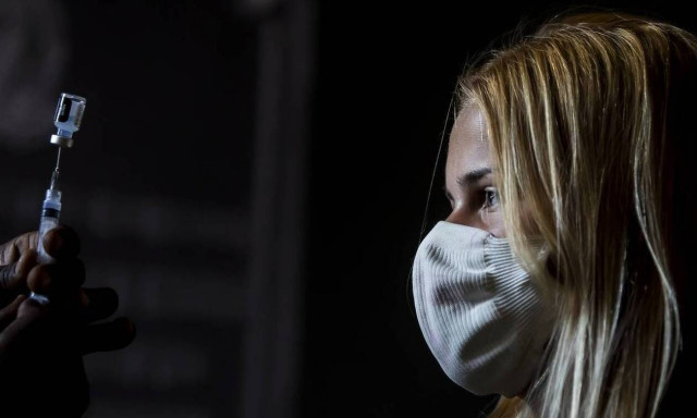 Κορονοϊός: Ο πλήρης εμβολιασμός μειώνει στο μισό τον κίνδυνο για μακρόχρονη νόσηση