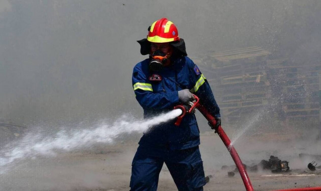 Φωτιά ΤΩΡΑ  πίσω από τα κοιμητήρια Θέρμης στη Θεσσαλονίκη