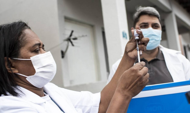 Κορονοϊός: O πλήρης εμβολιασμός μειώνει στο μισό τον κίνδυνο «μακράς» Covid-19