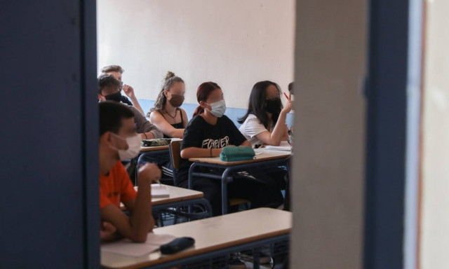 Σχολείο: Το πρώτο κουδούνι και ο φόβος για νέο γύρο... τηλεκπαίδευσης - Τι λένε μαθητές στο Newsbomb