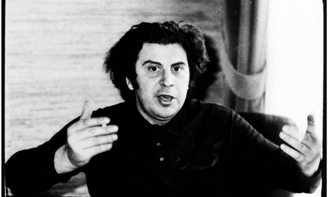 Μίκης Θεοδωράκης: Σπάνιες εικόνες από τα νεανικά του χρόνια - Ο Τσιτσάνης, ο Χατζιδάκις και η Μελίνα