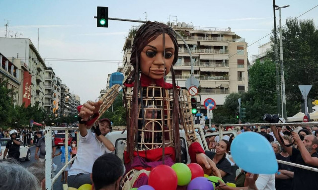 Η κούκλα «Αμάλ» έφτασε στον Πειραιά - Ισχυρές αστυνομικές δυνάμεις, υπό τον φόβο επεισοδίων