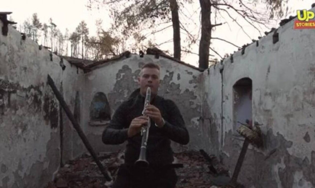 Βόρεια Εύβοια: «Κλαίει» με το κλαρίνο του πάνω από τα συντρίμμια της καμένης γης