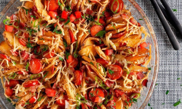 Πατάτες σπιράλ με λουκάνικο, μπέικον και τυριά: Πεντανόστιμη συνταγή από τον Άκη Πετρετζίκη