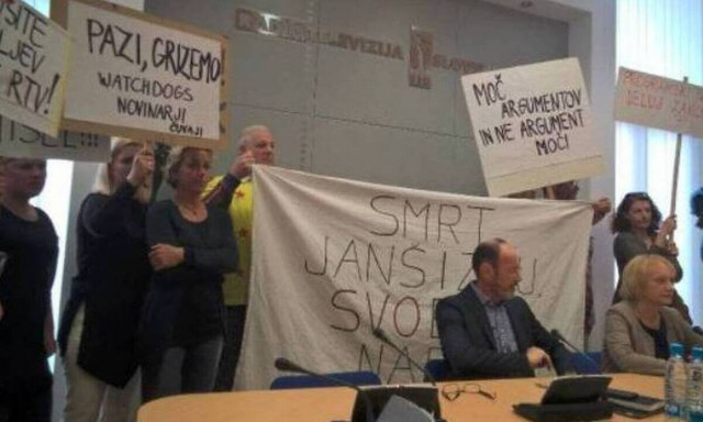 Σλοβενία: Εισβολή αρνητών του κορονοϊού στο στούντιο της δημόσιας τηλεόρασης