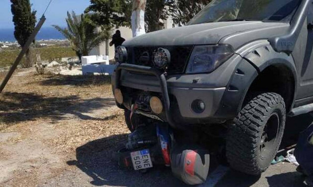 Τραγωδία στη Σαντορίνη: Νεκρός οδηγός μηχανής μπροστά στη γυναίκα του
