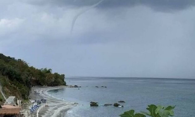 Λάρισα: Εντυπωσιακές εικόνες από ανεμοστρόβιλο στη Βελίκα